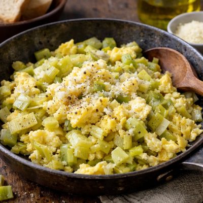 PORRI STUFATI IN PADELLA CON UOVA